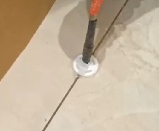 广宁瓷砖空鼓维修公司专业解答瓷砖在铺贴过程中，如果没有涂抹均匀到位的粘结材料（如水泥砂浆或瓷砖胶），可能会导致以下问题